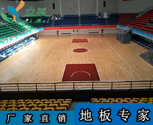 柞木运动木地板是室内球场常用的木地板材质之一，具有良好的运动性能和耐用性。以下是关于它的详细介绍：      材质特性         木材外观：柞木的木质为白色至浅棕色，心材粉红棕色，绝大部份为直纹，纹理较粗糙，具有浓郁的自然气息。         image         建筑材料 柞木运动木地板         物理性能：柞木密度适中，Janka 硬度约 1360。其比重大，强度高，具有中等抗弯曲强度及刚性，断裂强度高，握钉力大，不易弯折，能够很好地防止地板出现变形起拱的现象。同时，柞木的柔韧性优